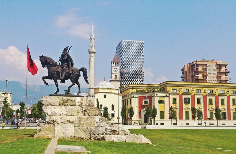Destinasi Bersejarah dan Budaya Skanderbeg Square di Albania 