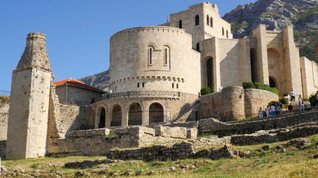 Eksplorasi Sejarah & Keindahan Rekreasi ke Castle of Kruja