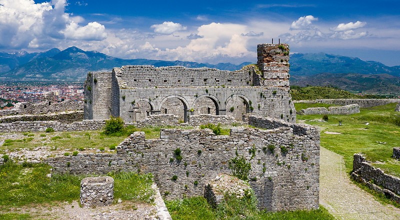 Menikmati Keindahan dan Sejarah Rekreasi di Rozafa Castle
