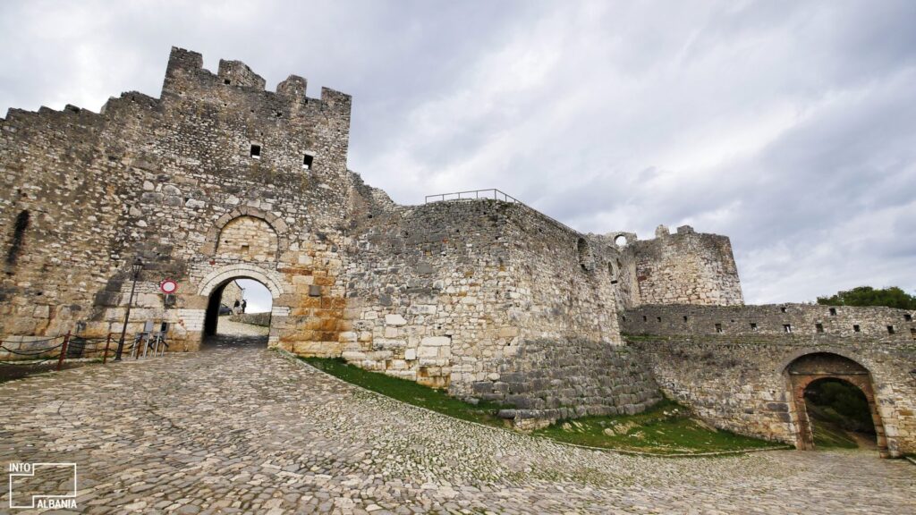 Pesona Budaya dan Alam, Tempat Rekreasi Berat Castle