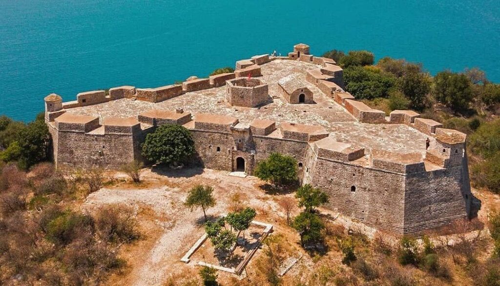 Rekreasi Sejarah ke The Castle of Porto Palermo di Albania