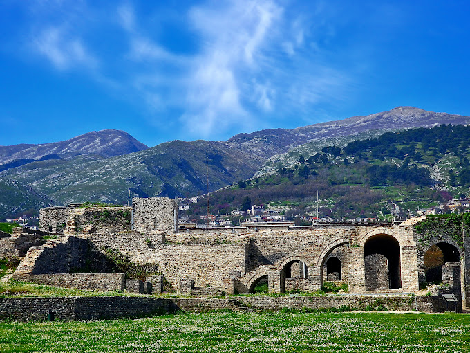Rekreasi ke Albania Menikmati keelokan Castle of Gjirokastra 